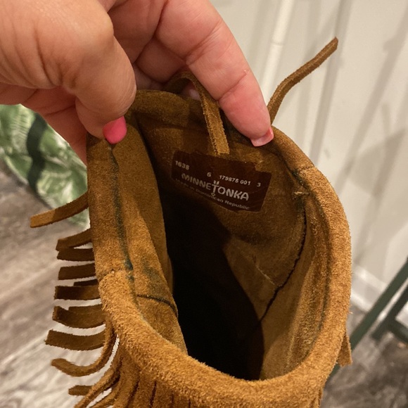 Minnetonka Moccasin Boots 3 Tier layer Fringe Boots Suede Size 6 Brown - Picture 5 of 10